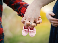 임신한 부부의 행복한 손깍지