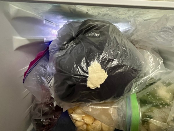 냉동실 안에 껌묻은 옷