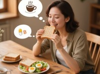 여성이 아침 식사를 하면서 커피와 비타민 B군 영양제 중 고민하는 모습