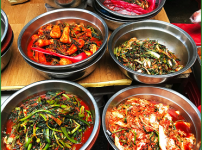 재래시장에서 판매되는 다양한 종류의 김치