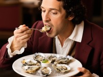 굴 한접시를 먹고있는 카사노바