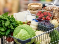 갑상선항진증에도움을주는식품들이 마트카트에 담겨 있는 모습