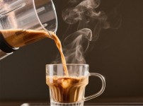 블렌더의 방탄커피를 컵에 따르고 있음