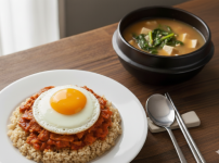 티아민이 풍부한 현미밥 제육덥밥 계란이 포함된 식단